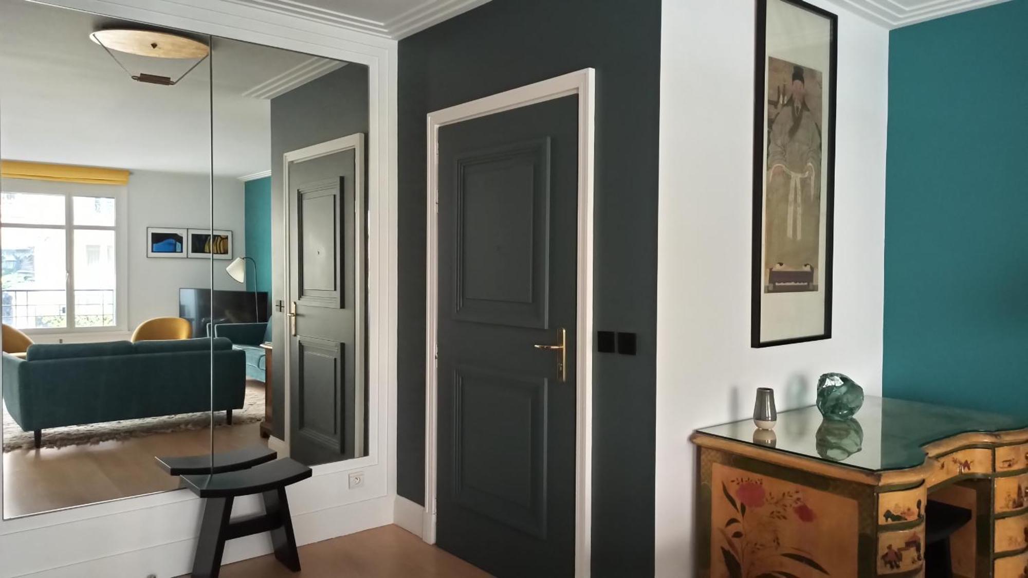 7 Iconic In Historic Eiffel Invalides District *